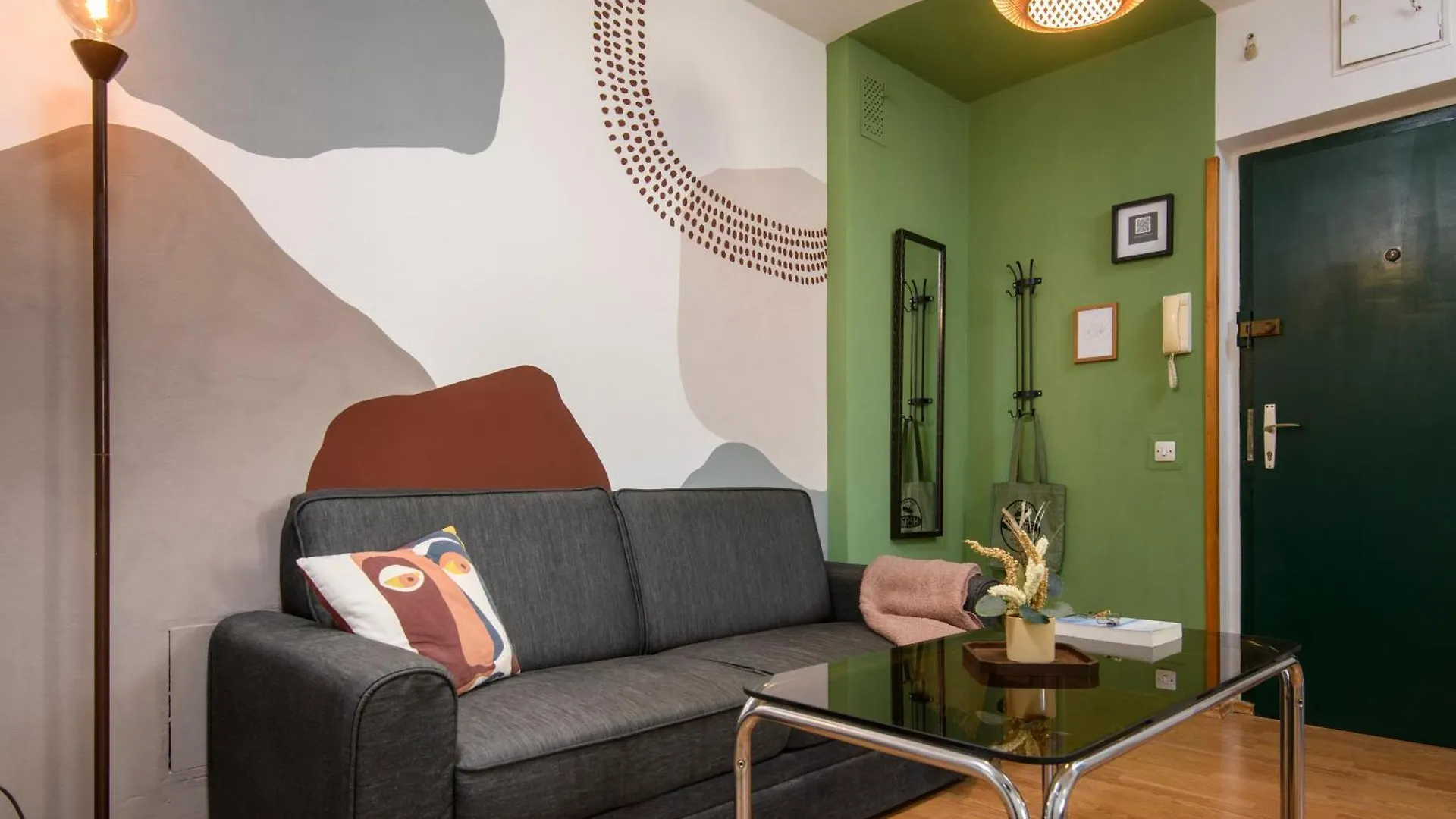 Apartment Green Door Split